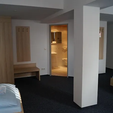 Am Vogelsanger Weg 3* Dusseldorf