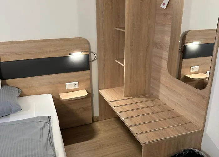 Hotel Am Vogelsanger Weg 3*