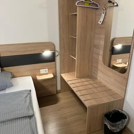 Hotel Am Vogelsanger Weg 3*