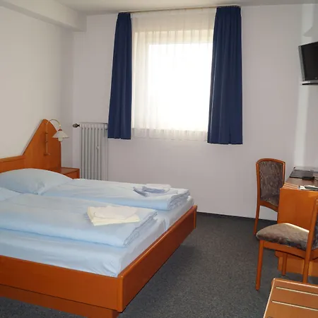 Am Vogelsanger Weg 3*