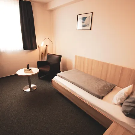 Am Vogelsanger Weg 3* Dusseldorf