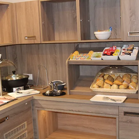 Hotel Am Vogelsanger Weg 3*