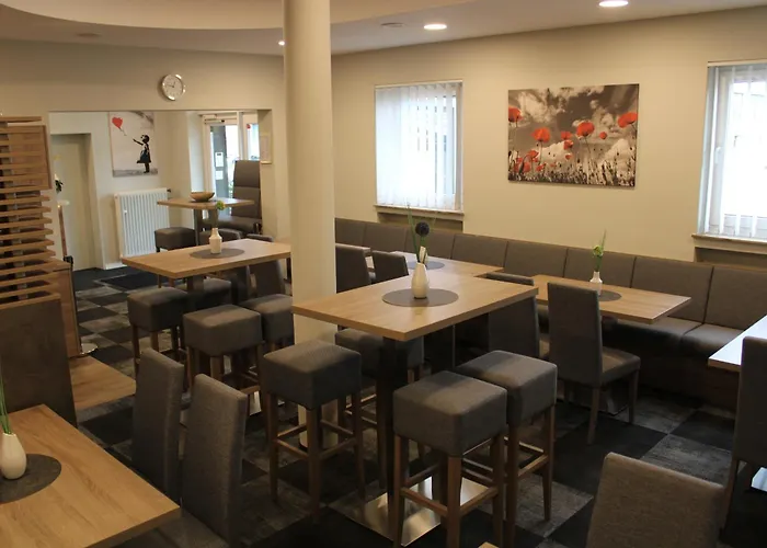 Am Vogelsanger Weg 3* Dusseldorf