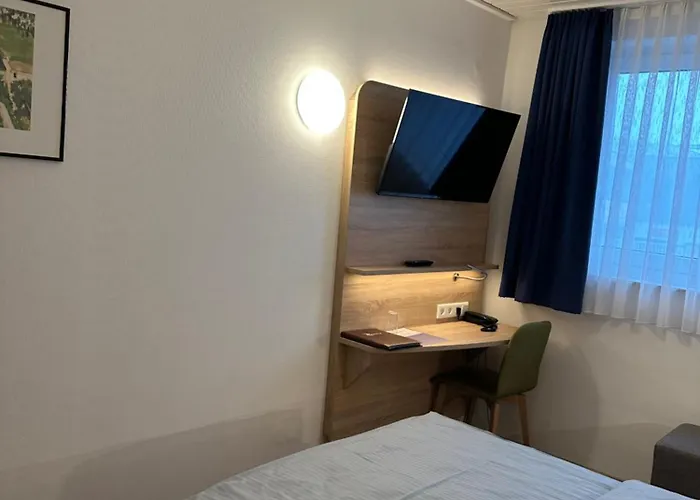 Am Vogelsanger Weg 3* Dusseldorf