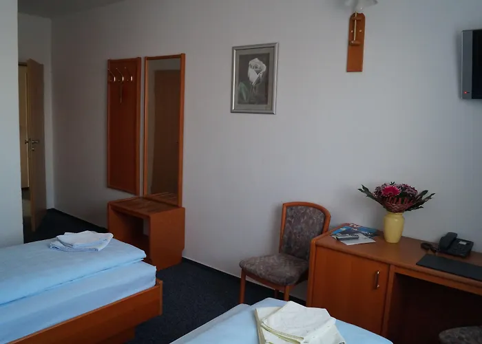 Am Vogelsanger Weg 3* Dusseldorf