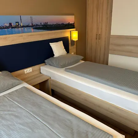 Am Vogelsanger Weg 3*