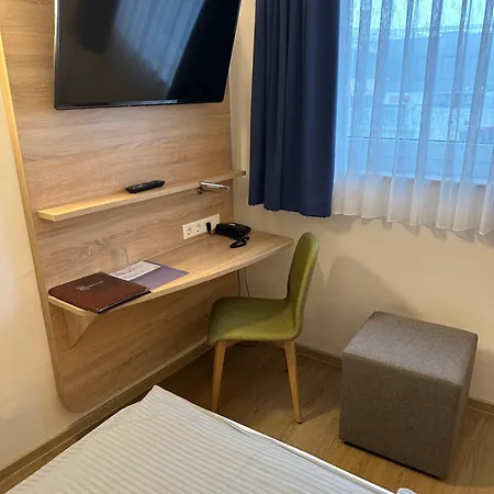 Am Vogelsanger Weg Hotell 3*