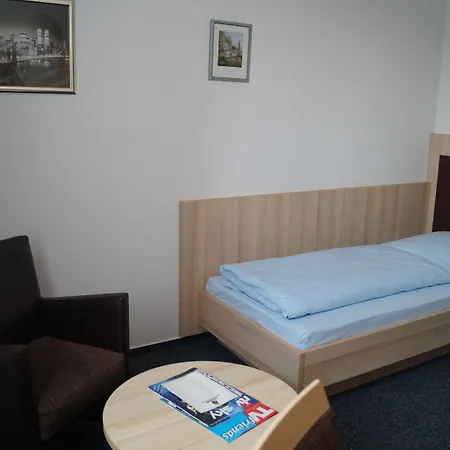 Hotell Am Vogelsanger Weg 3*